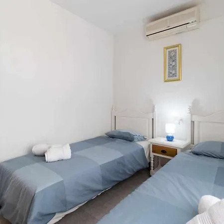 Tropicana Townhouse, 2 Bedroom Next To The Pool Apartment